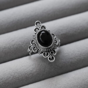 Bague ajourée en argent avec onyx