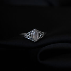 Bague en argent avec quartz rose facetté taille marquise