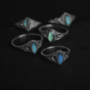 Bague en argent avec labradorite facettée au style vintage