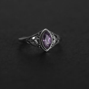 Bague délicate en argent avec améthyste facettée