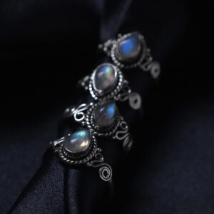 Bague en argent avec pierre de lune en forme de goutte