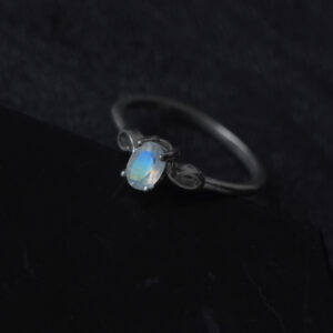 Bague délicate en argent avec pierre de lune facettée