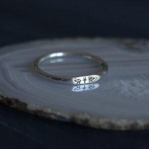 Bague minimaliste en argent avec des yeux égyptiens