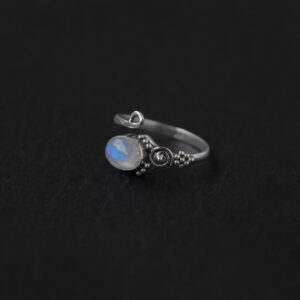Bague en argent avec une pierre de lune