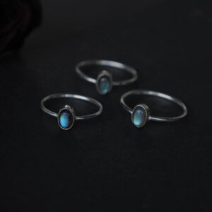Bague minimaliste en argent avec labradorite ovale aux reflets bleu profond