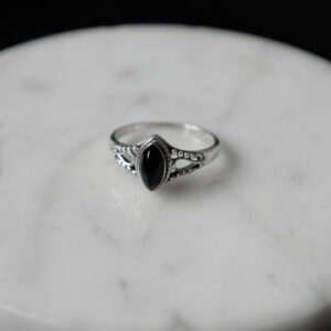 Bague en argent ornée d’un onyx noir taille marquise