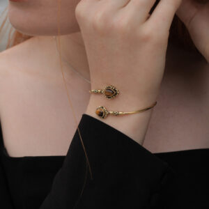 Bracelet en œil de tigre et en laiton
