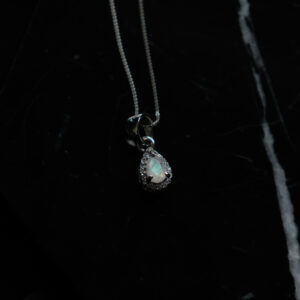 Pendentif en argent avec pierre de lune facettée et zircons