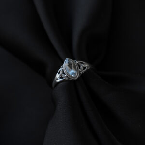 Bague délicate en argent ornée d’un quartz bleu facetté