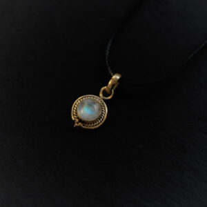 Pendentif en laiton avec pierre de lune sur cordon