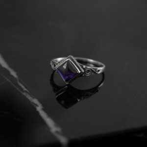 Bague en argent ornée d’une améthyste en forme de losange