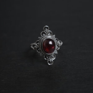 Bague ajourée en argent avec grenat