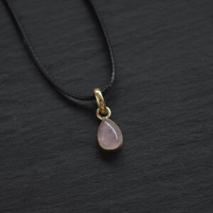 Pendentif goutte en laiton avec quartz rose sur cordon