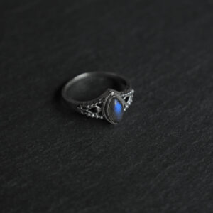 Bague en argent ornée d’une labradorite taille marquise