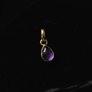 Pendentif goutte en laiton avec améthyste sur cordon