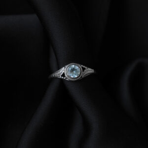 Bague en argent avec un quartz bleu facetté