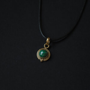 Pendentif en laiton avec malachite naturelle, monté sur un cordon réglable de 40 + 5 cm.