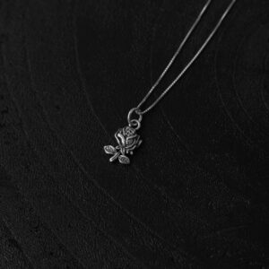Pendentif en argent avec rose