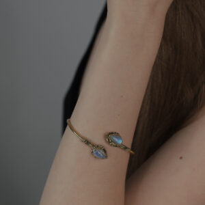 Bracelet ajouré en laiton avec pierres de lune éclatantes en forme de goutte 