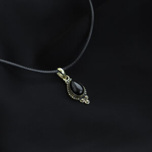 Pendentif en laiton avec onyx sur cordon 40 + 5 cm