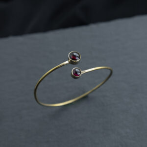 Bracelet minimaliste en laiton avec grenats ronds